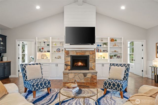 141 E Hofaker Road, Allyn, WA 98524