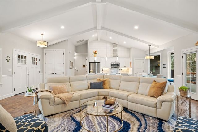 141 E Hofaker Road, Allyn, WA 98524