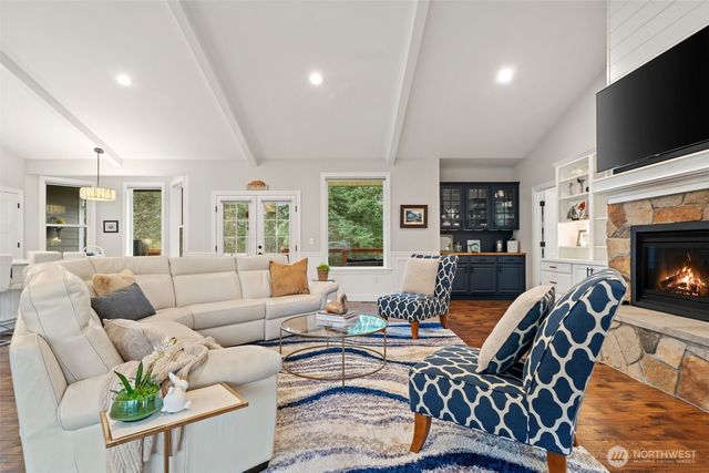 141 E Hofaker Road, Allyn, WA 98524