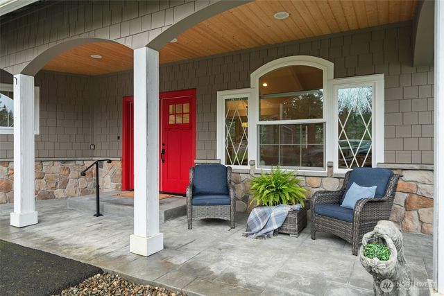 141 E Hofaker Road, Allyn, WA 98524