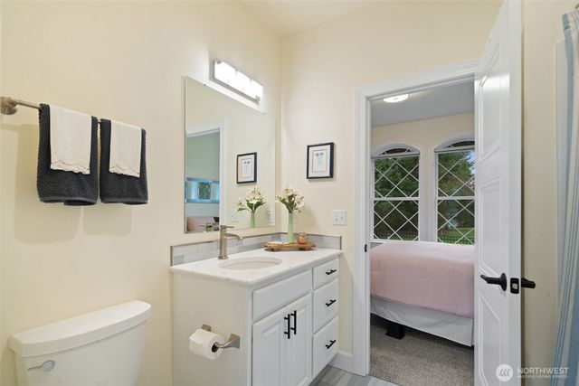 141 E Hofaker Road, Allyn, WA 98524