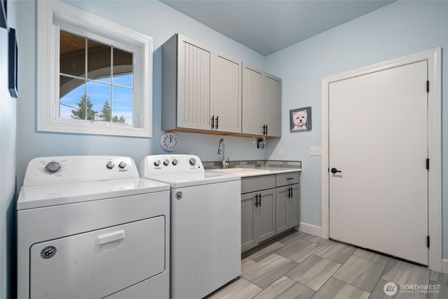 141 E Hofaker Road, Allyn, WA 98524