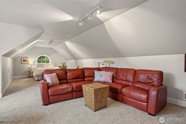 141 E Hofaker Road, Allyn, WA 98524