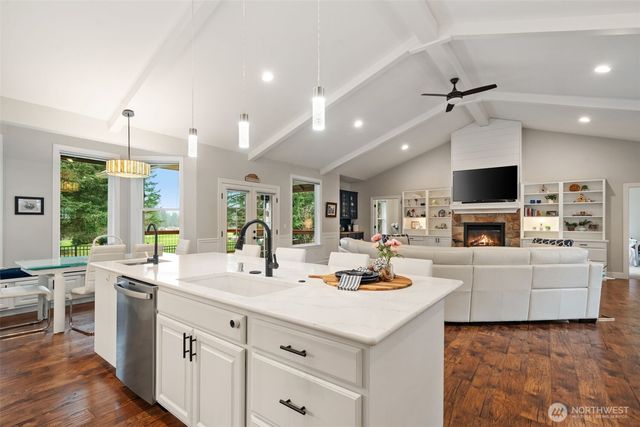 141 E Hofaker Road, Allyn, WA 98524