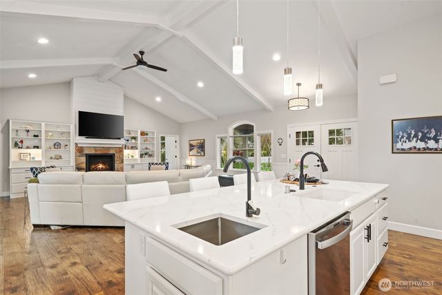 141 E Hofaker Road, Allyn, WA 98524