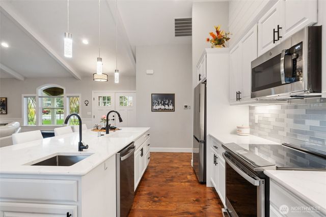 141 E Hofaker Road, Allyn, WA 98524