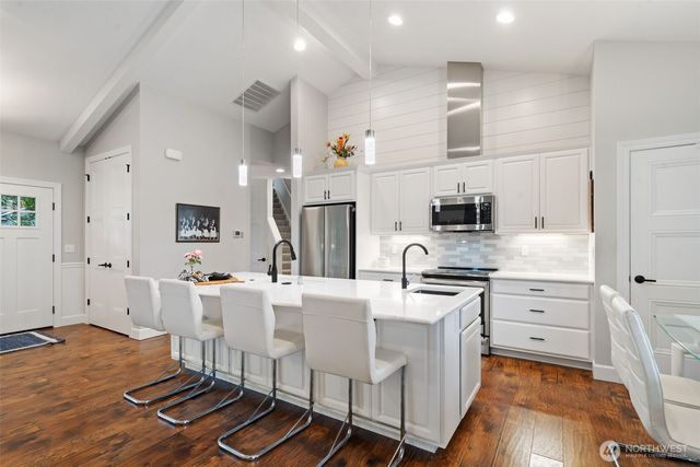 141 E Hofaker Road, Allyn, WA 98524