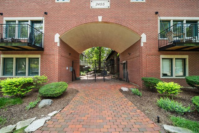 2455 W Ohio Street 8E, Chicago, IL 60612