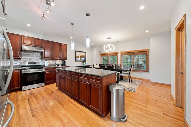 2455 W Ohio Street 8E, Chicago, IL 60612