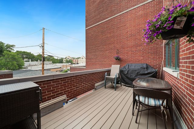 2455 W Ohio Street 8E, Chicago, IL 60612