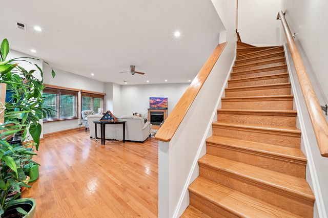 2455 W Ohio Street 8E, Chicago, IL 60612