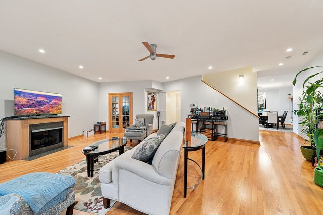 2455 W Ohio Street 8E, Chicago, IL 60612