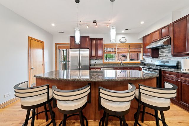 2455 W Ohio Street 8E, Chicago, IL 60612