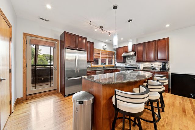 2455 W Ohio Street 8E, Chicago, IL 60612