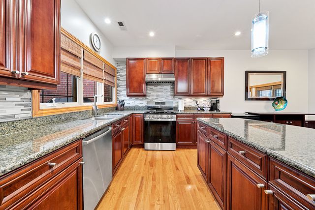 2455 W Ohio Street 8E, Chicago, IL 60612