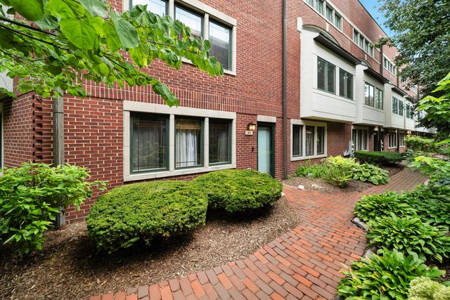 2455 W Ohio Street 8E, Chicago, IL 60612