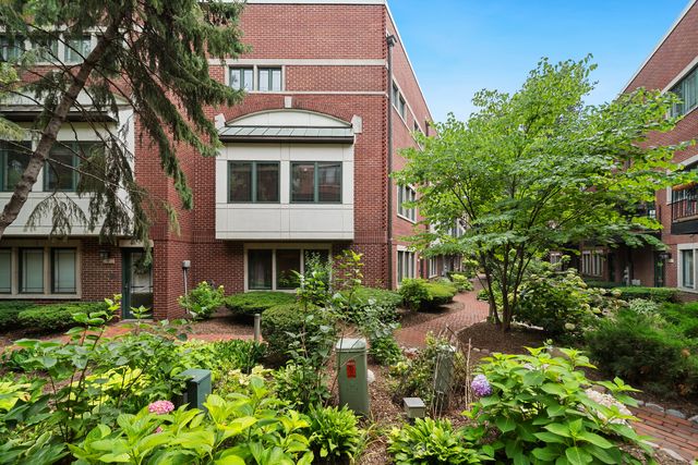 2455 W Ohio Street 8E, Chicago, IL 60612
