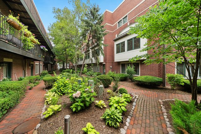 2455 W Ohio Street 8E, Chicago, IL 60612