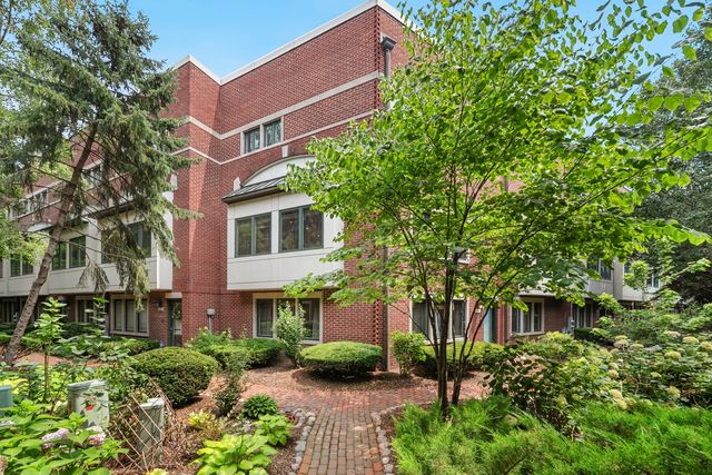 2455 W Ohio Street 8E, Chicago, IL 60612