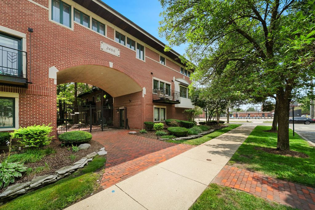 2455 W Ohio Street 8E, Chicago, IL 60612