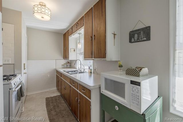 4344 Waterloo Street, Waterford, MI 48329