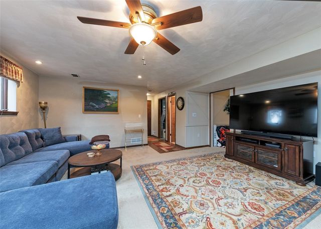 1267 Fall Ln, Irwin, PA 15642