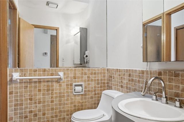 125 Lakeshore Drive S, Lake Quivira, KS 66217