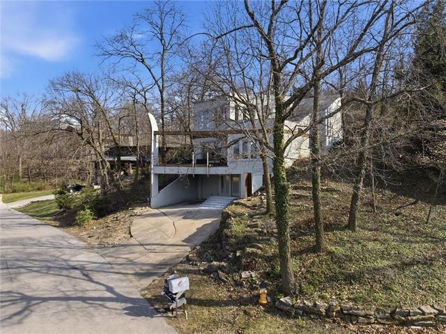125 Lakeshore Drive S, Lake Quivira, KS 66217