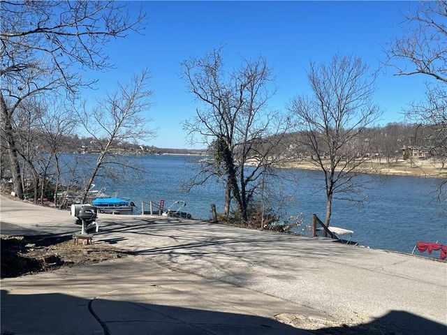 125 Lakeshore Drive S, Lake Quivira, KS 66217