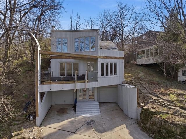 125 Lakeshore Drive S, Lake Quivira, KS 66217