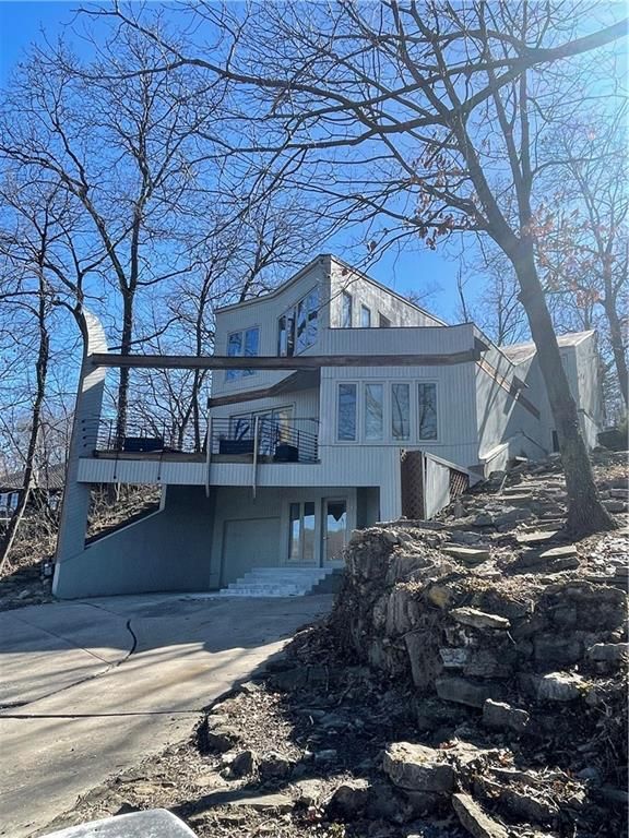 125 Lakeshore Drive S, Lake Quivira, KS 66217