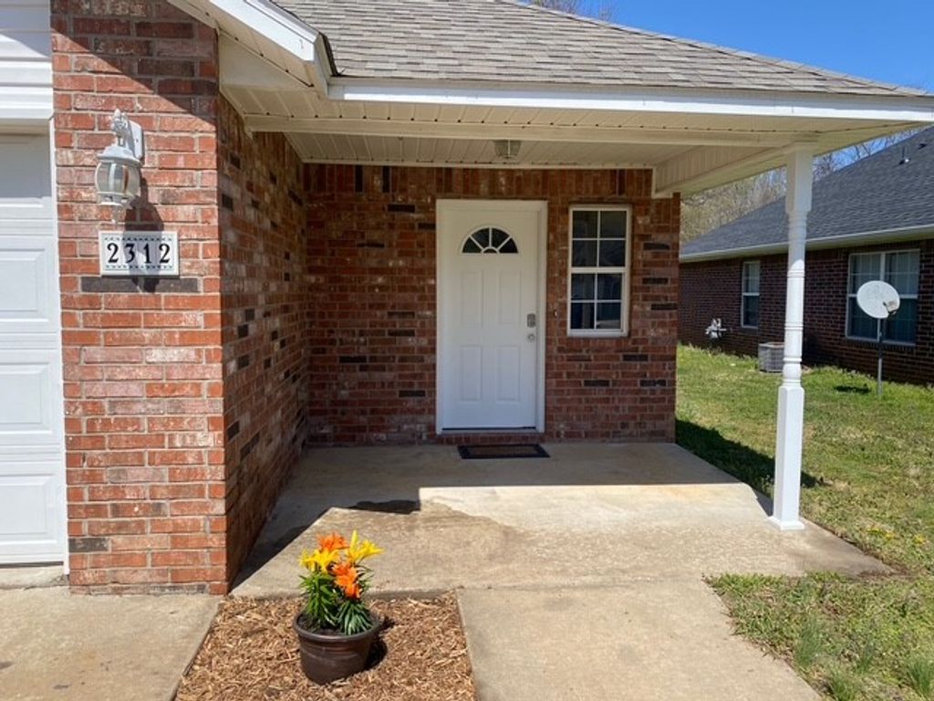 2312 W Skyler Drive, Fayetteville, AR 72703