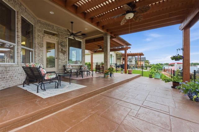 13681 Lakeside Place Drive, Willis, TX 77318