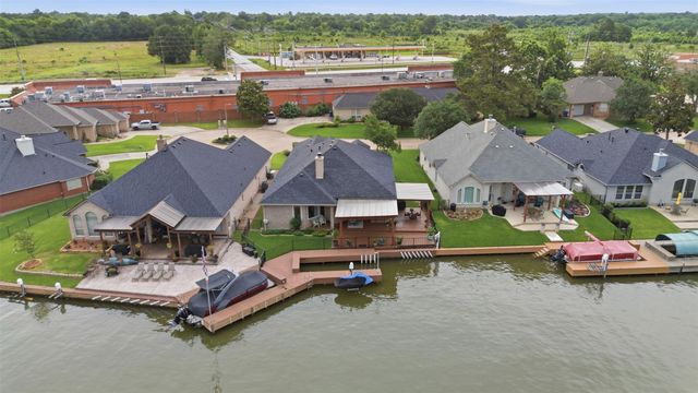 13681 Lakeside Place Drive, Willis, TX 77318