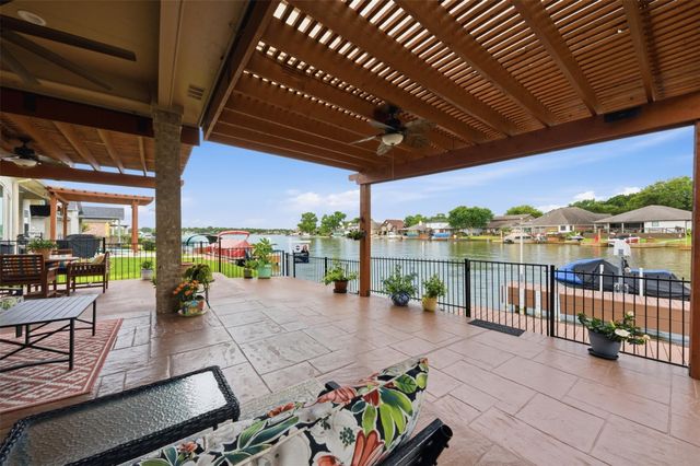 13681 Lakeside Place Drive, Willis, TX 77318
