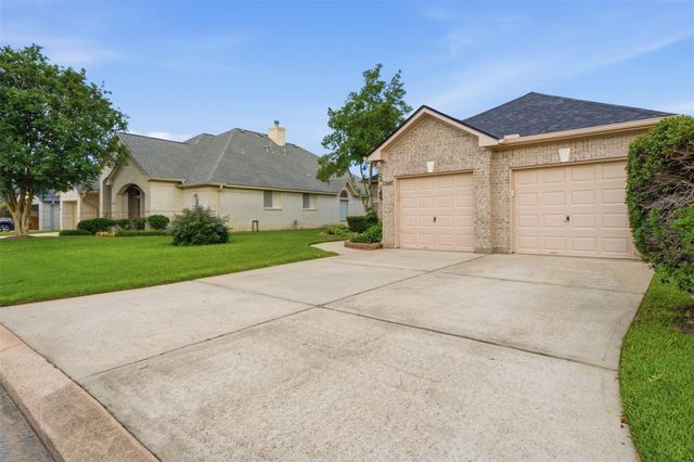 13681 Lakeside Place Drive, Willis, TX 77318