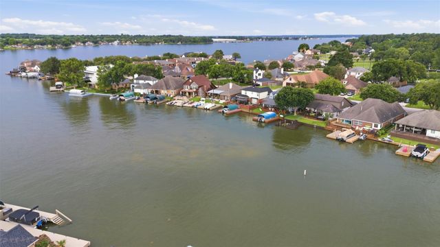 13681 Lakeside Place Drive, Willis, TX 77318