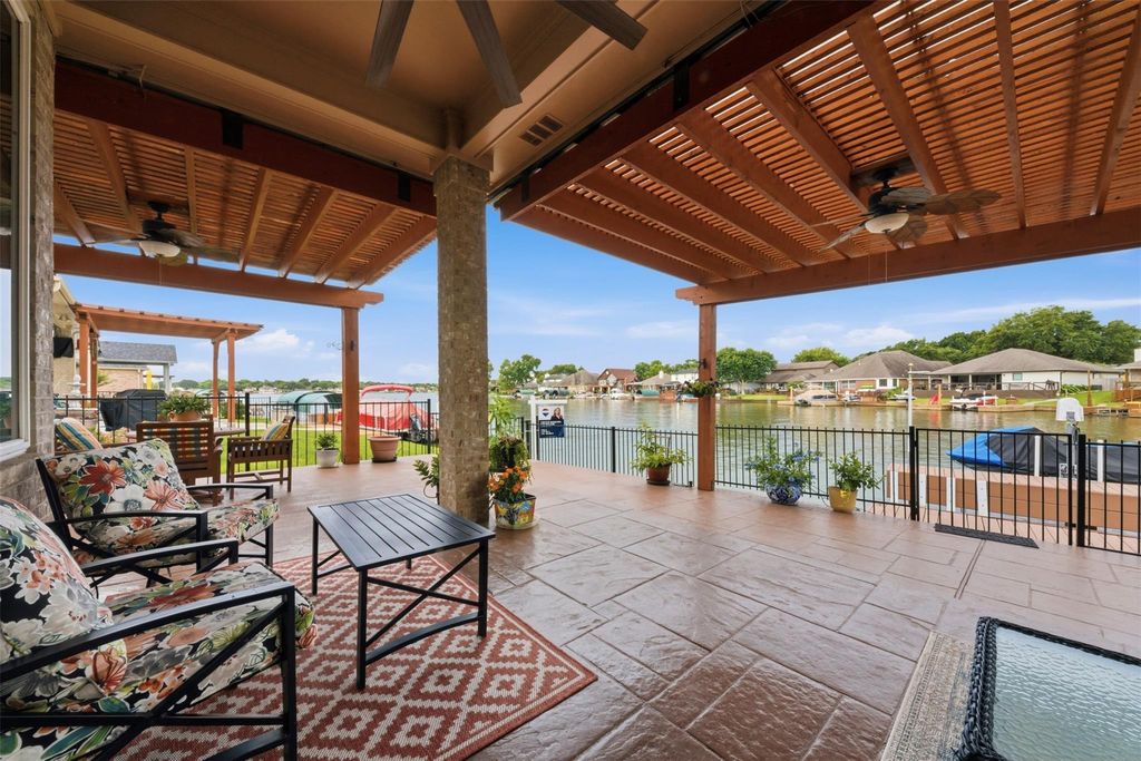 13681 Lakeside Place Drive, Willis, TX 77318