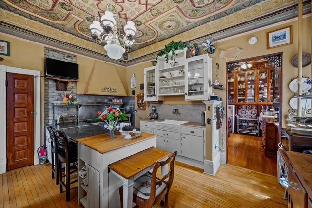 3209 W Wells STREET, Milwaukee, WI 53208