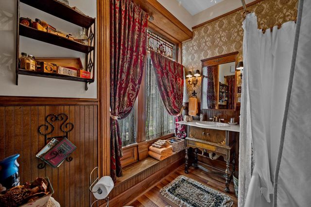 3209 W Wells STREET, Milwaukee, WI 53208