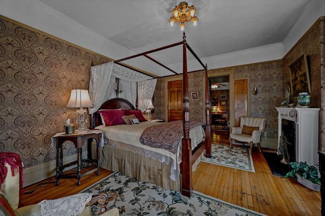 3209 W Wells STREET, Milwaukee, WI 53208
