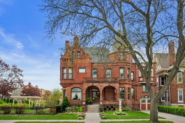 3209 W Wells STREET, Milwaukee, WI 53208