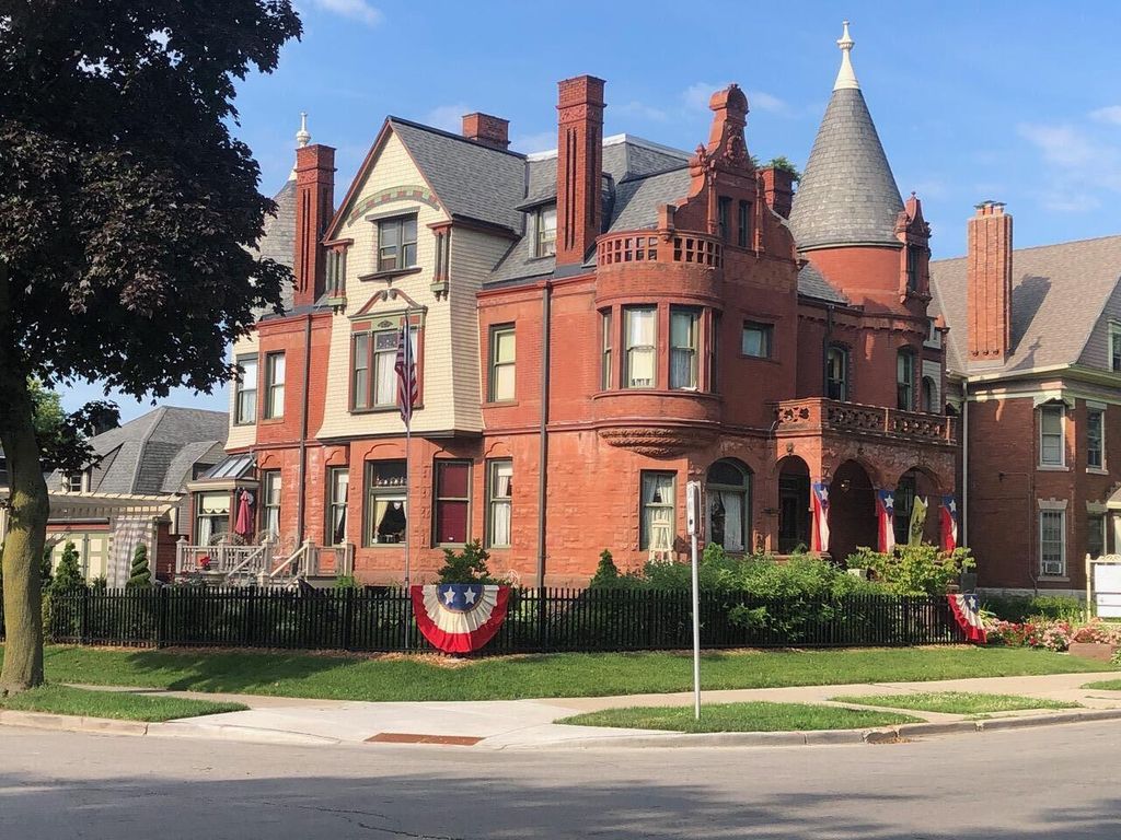 3209 W Wells STREET, Milwaukee, WI 53208