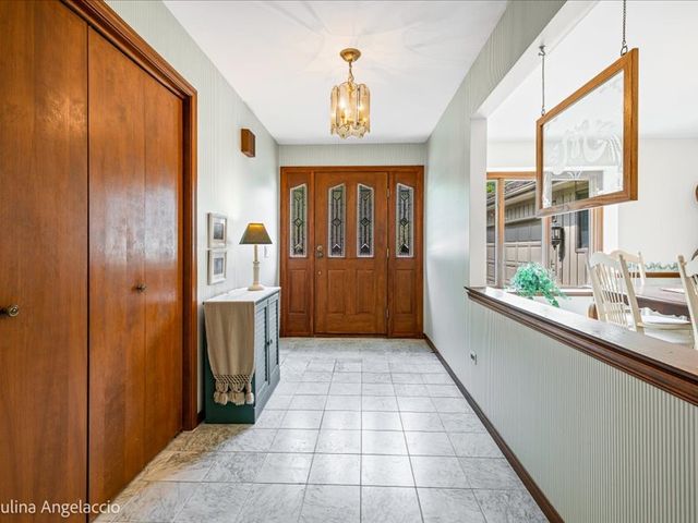 990 Burridge Court, Libertyville, IL 60048