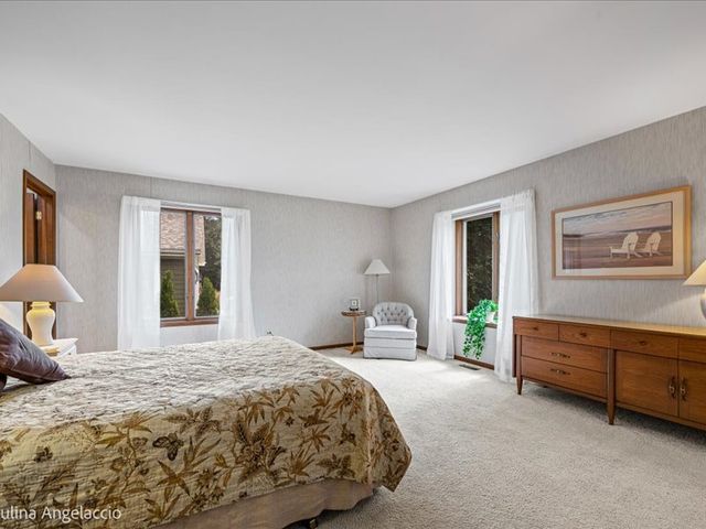 990 Burridge Court, Libertyville, IL 60048