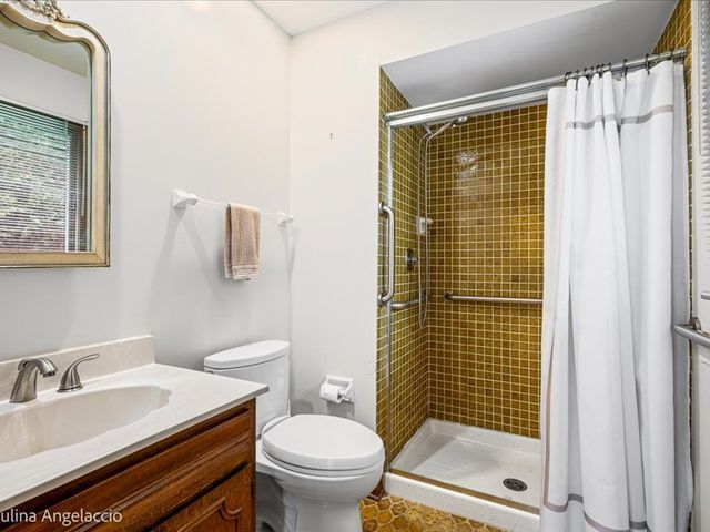 990 Burridge Court, Libertyville, IL 60048