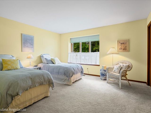 990 Burridge Court, Libertyville, IL 60048