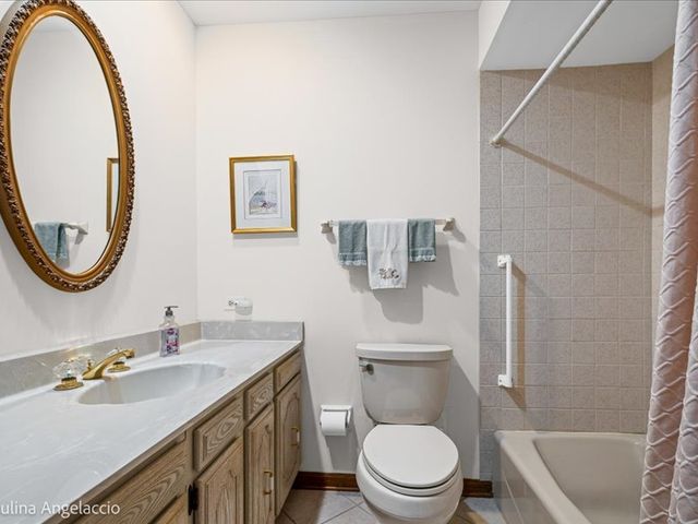 990 Burridge Court, Libertyville, IL 60048