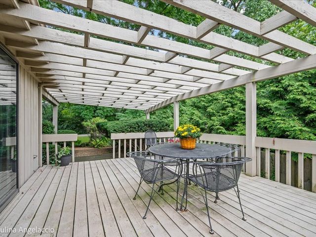 990 Burridge Court, Libertyville, IL 60048