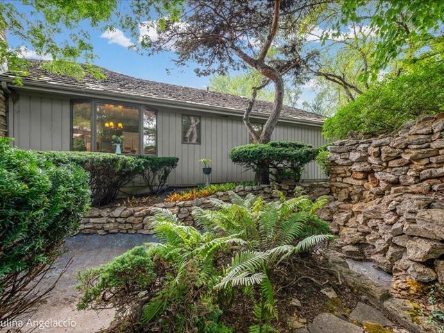 990 Burridge Court, Libertyville, IL 60048